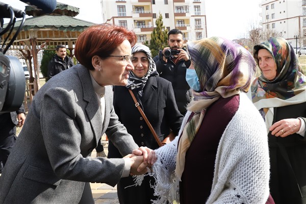 Akşener, depremlerden etkilenen Diyarbakır'ı ziyaret etti