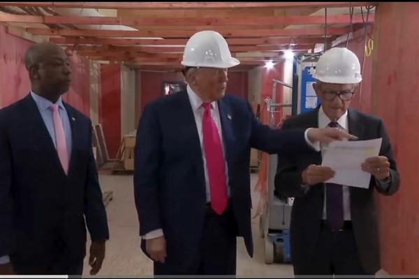 Trump, Federal Rezerv'e yaptığı nadir ziyarette Jerome Powell ile tartıştı<