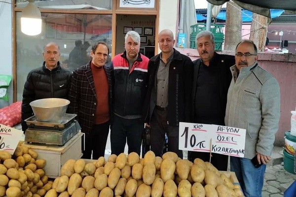 CHP'li Keleş, Pamukova pazar esnafını ziyaret etti