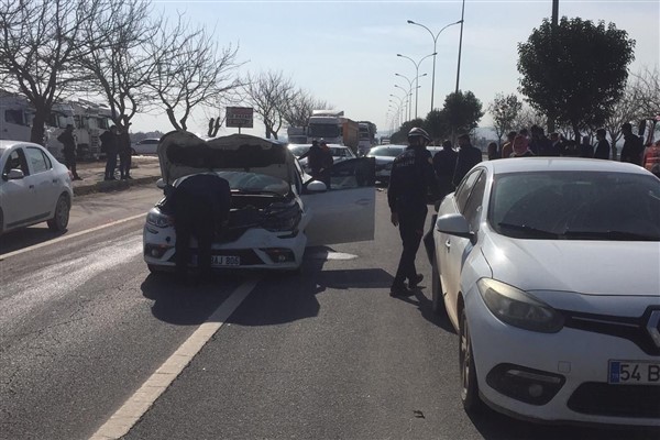Şanlıurfa'da 5 aracın karıştığı zincirleme kazada 11 kişi yaralandı