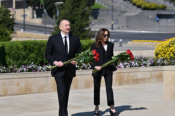 Aliyev, Azerbaycanlı çocukların anısına saygı duruşunda bulundu<