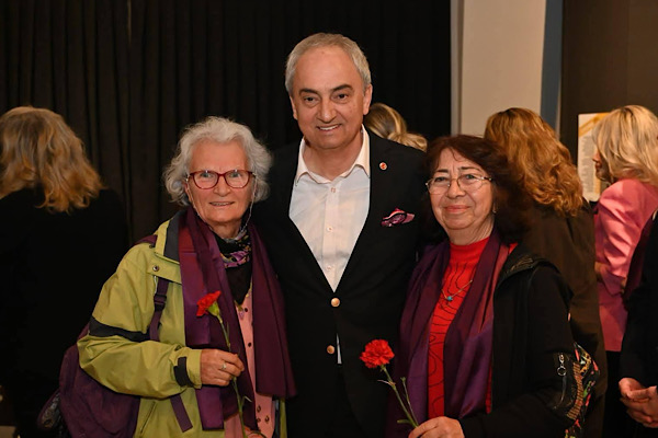 Dokumapark’ta üç nesil kadın sanatçı “CROSS” sergisinde bir araya geldi<