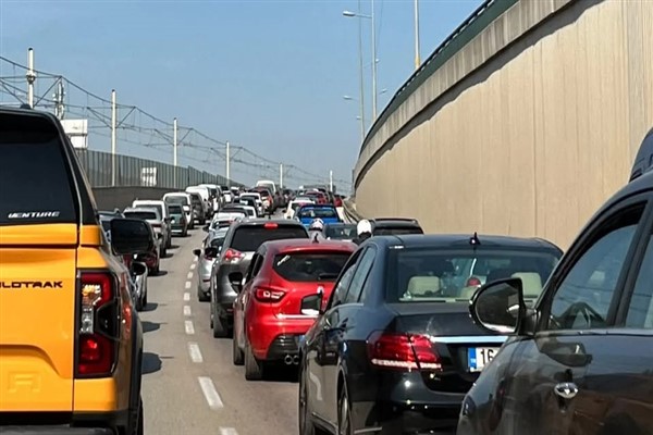 Mudanya yolunda trafik yoğunluğu<