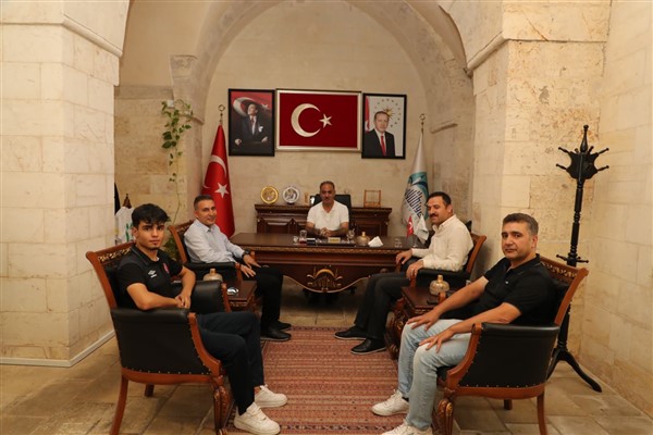Başkan Kuş, Türkiye şampiyonu karateciyi tebrik etti<