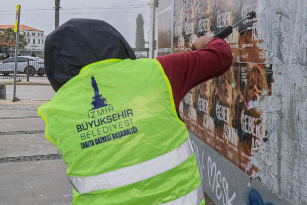 İzmir’de izinsiz ilan ve reklam afişlerine karşı denetim 