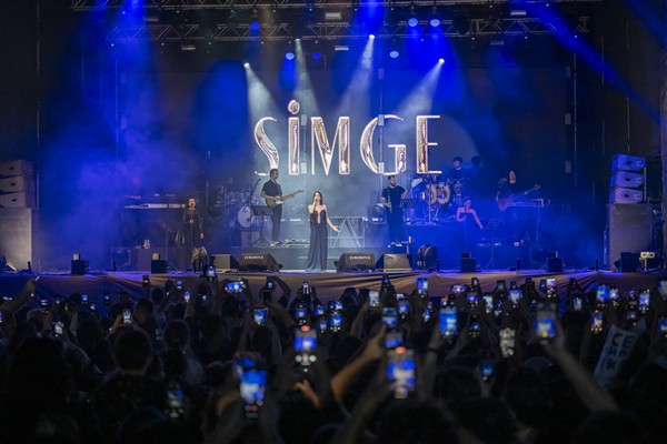 Mersinliler, 19 Mayıs’ı Simge konseri ile kutladı<