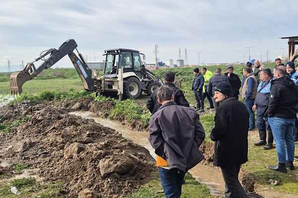 Karacabey’de yoğun yağışa karşı saha çalışmaları yürütüldü<