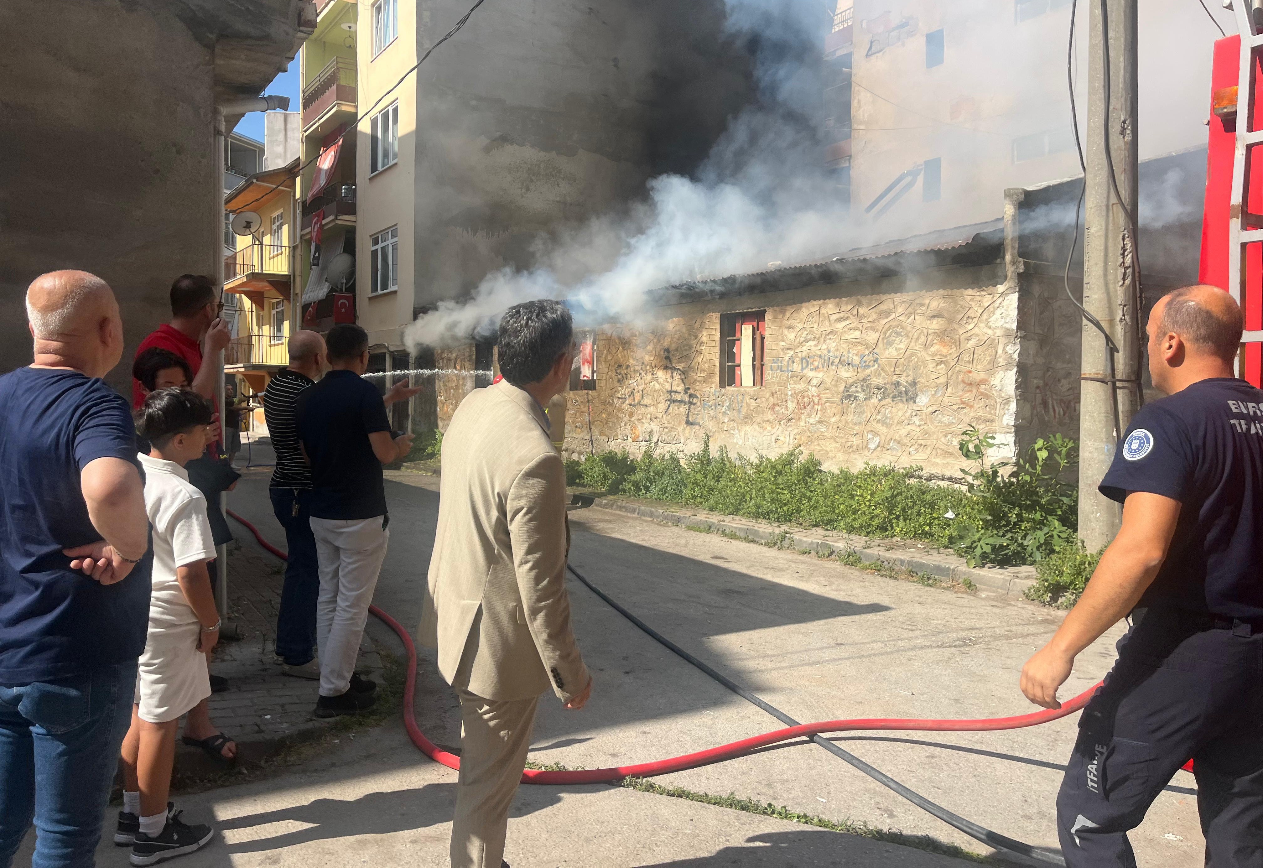 Başkan Deviren, evde çıkan yangını ekiplere bildirdi<