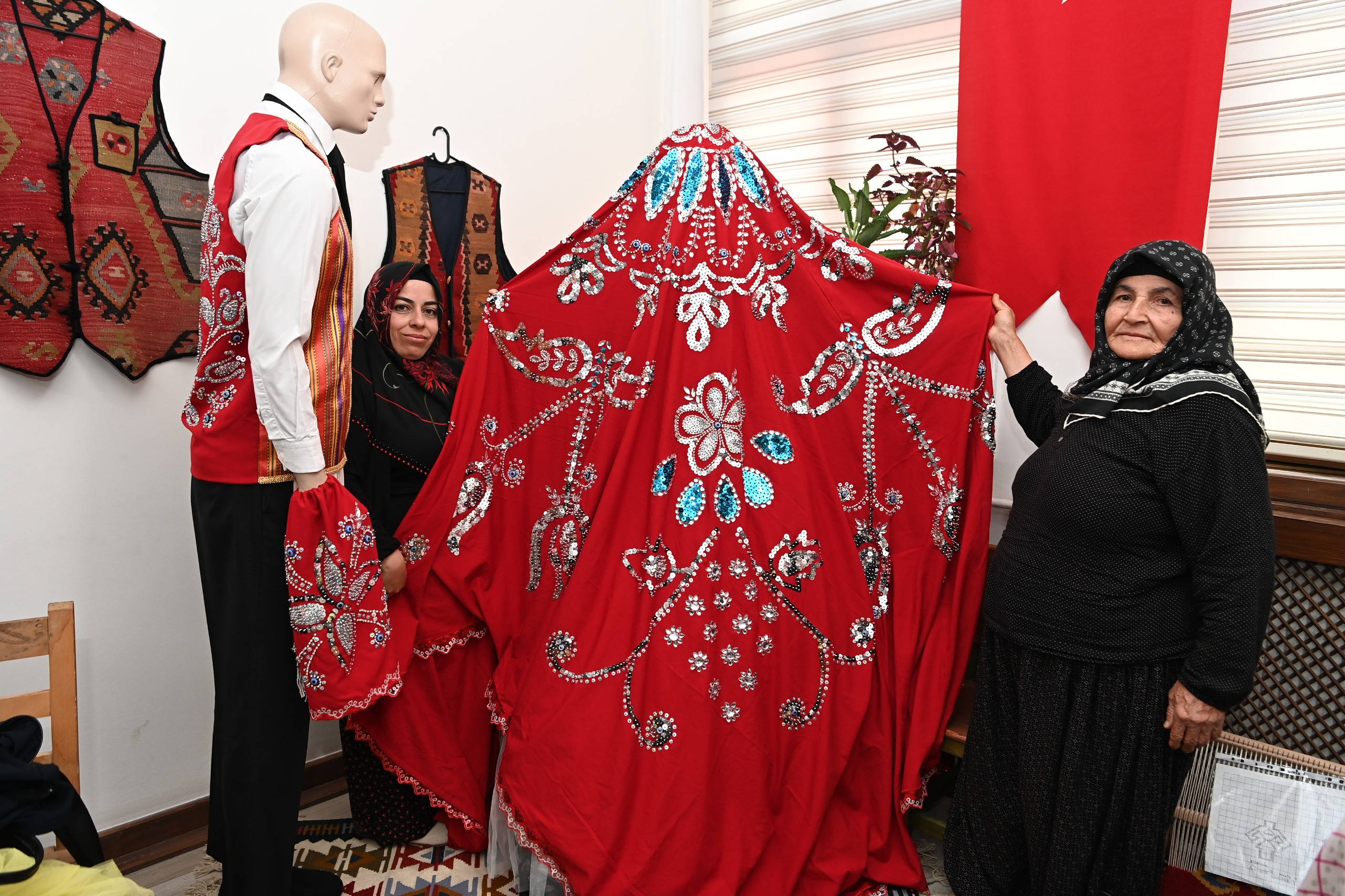Aile merkezlerinde eğitim alan kursiyerlerden yılsonu sergisi 