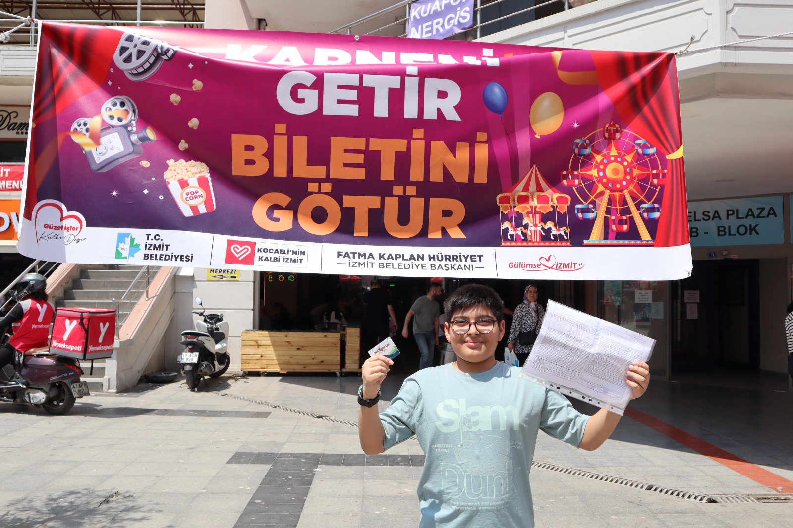 İzmit Belediyesinin karne hediyesi etkinliği yoğun ilgi görüyor<
