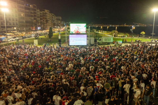 İzmir'deki meydanlarda çeyrek final coşkusu<