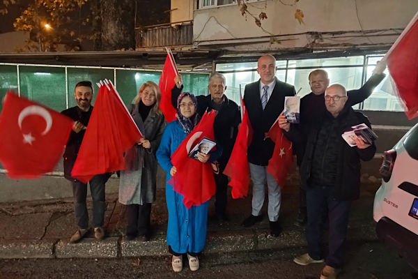 İYİ Parti Yıldırım İlçe Başkanlığı 5 bin Türk bayrağı dağıttı