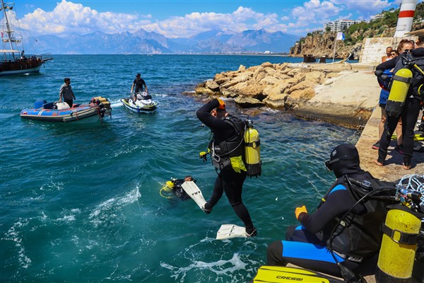 Kaleiçi Yat Limanı’nda deniz dip temizliği yapıldı<