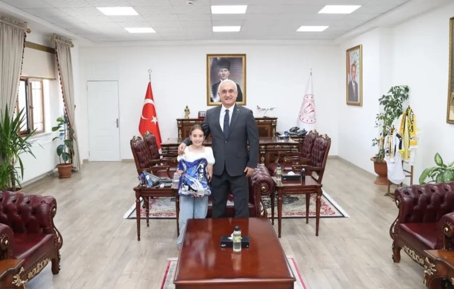 Sırbistan’daki Badminton Şampiyonası’nda ilk 8’e kalan Alarslan'dan Vali Çakır’a ziyaret<