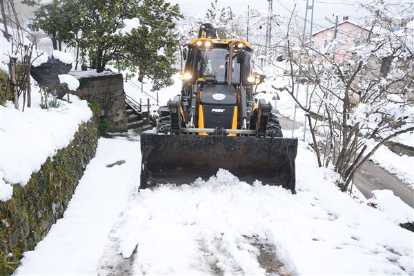 Giresun'da kar yağışı nedeniyle yolu ulaşıma kapanan yollar için çalışma yapılıyor