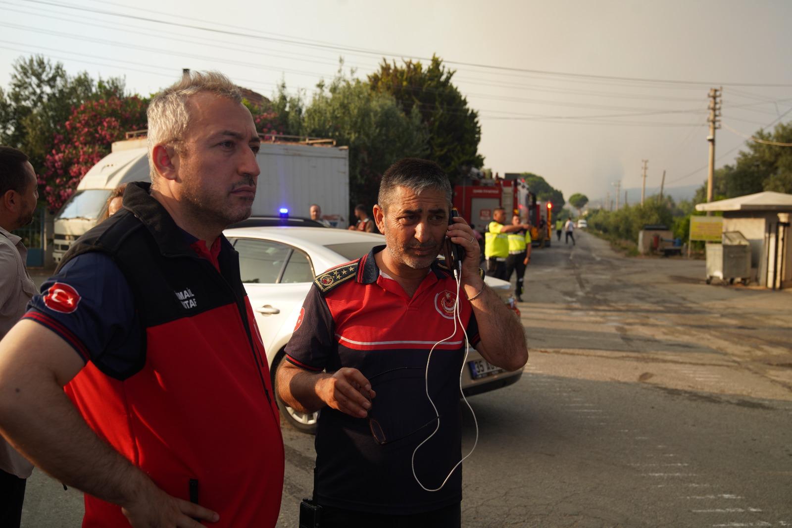 İzmir itfaiyesi, sahada çalışmalarını sürdürüyor<