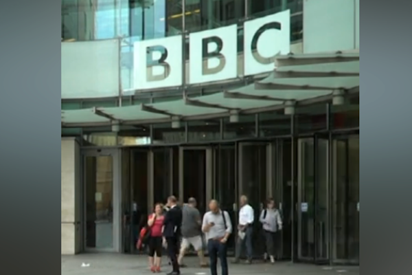 Trump belgeseli ile ilgili iki BBC yöneticisi istifa etti