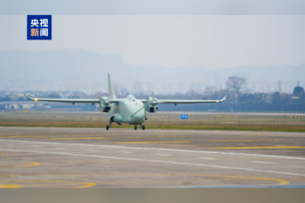 Dünyanın ilk hibrit motorlu insansız kargo uçağı ilk uçuşunu gerçekleştirdi<