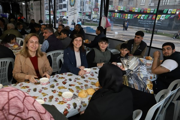 Eş Başkanlar, iftar çadırında vatandaşlarla bir araya geldi