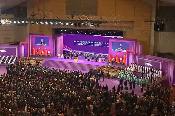 Hong Kong’da anavatana dönüşün 29. yılı kutlandı<