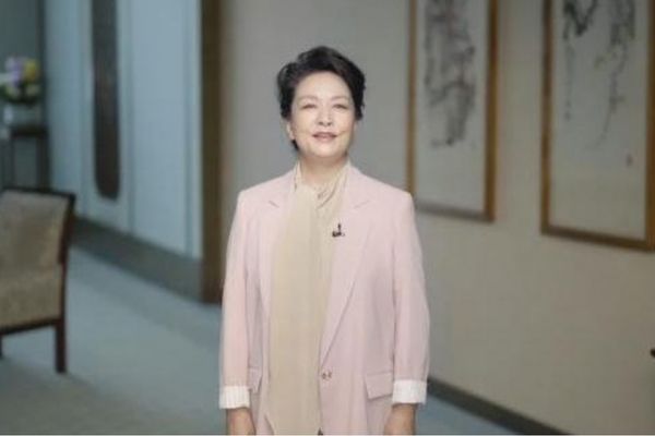 Peng Liyuan, UNESCO Kız Çocukları ve Kadınların Eğitimi Ödül Töreni'nde konuşma yaptı<