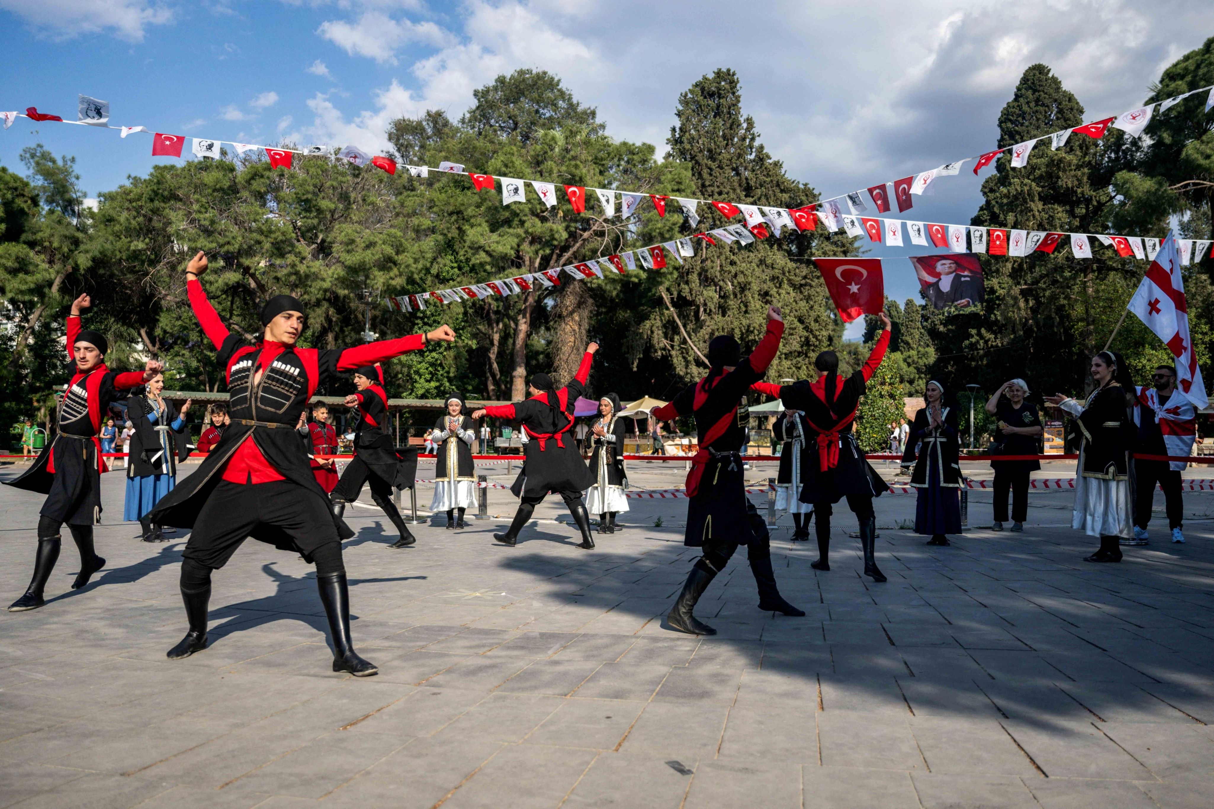Bornova Halk Dansları Festivali dört ülkenin katılımıyla başladı<