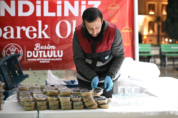 Manisa'da kandil simidi ve irmik helvası ikramı yapıldı