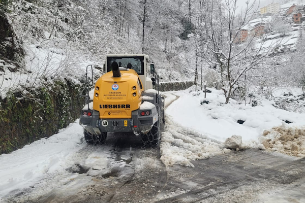Trabzon’da kar yağışı sonrası 40 mahalle yolu kapandı<