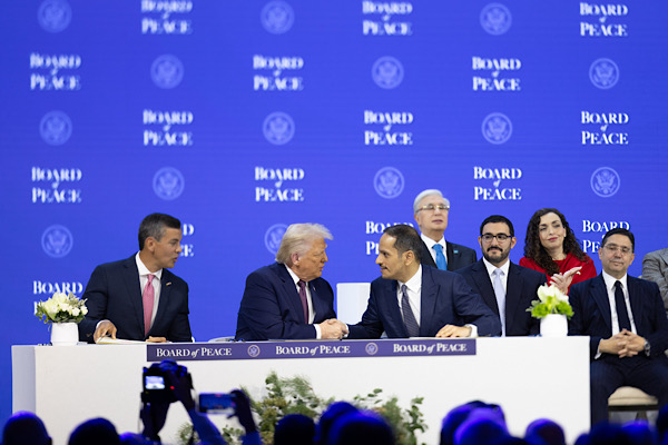 Al-Thani, Barış Kurulu’na katılım belgesini imzaladı<