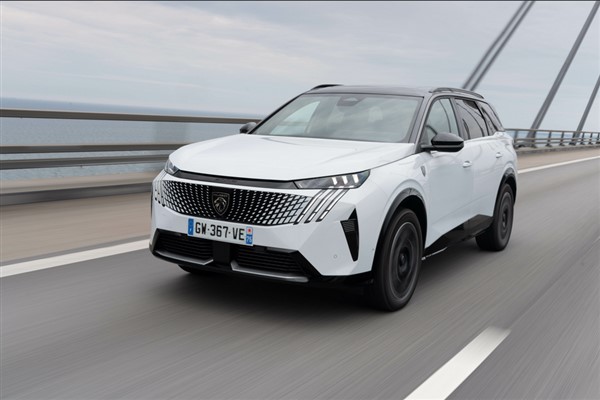PEUGEOT, E-5008 ile teknolojiyi, tasarımı ve sanatı buluşturuyor