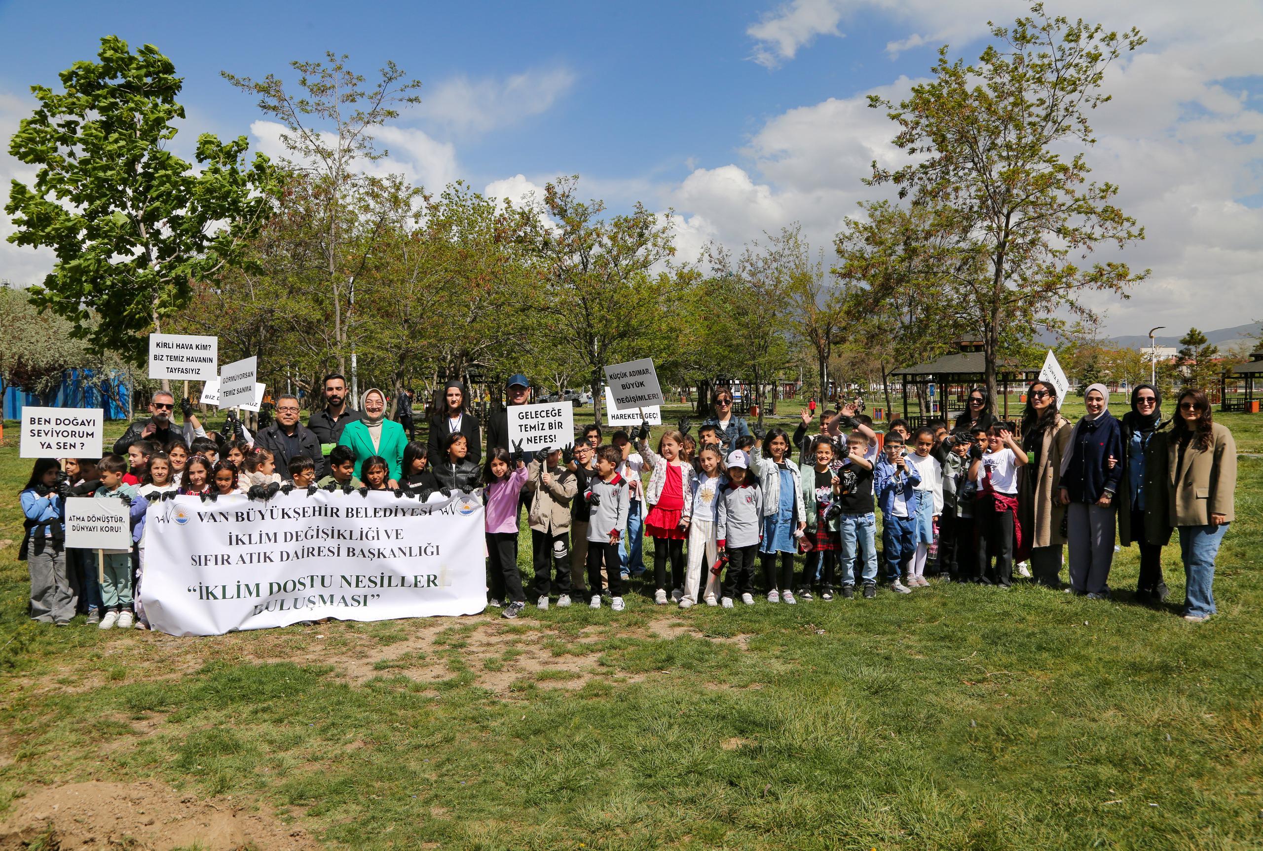 İlkokul öğrencileri, iklim değişikliğine dikkat çekmek için fidan dikti<