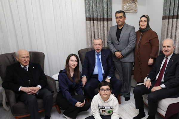 Cumhurbaşkanı Erdoğan’dan depremzede aileye ziyaret