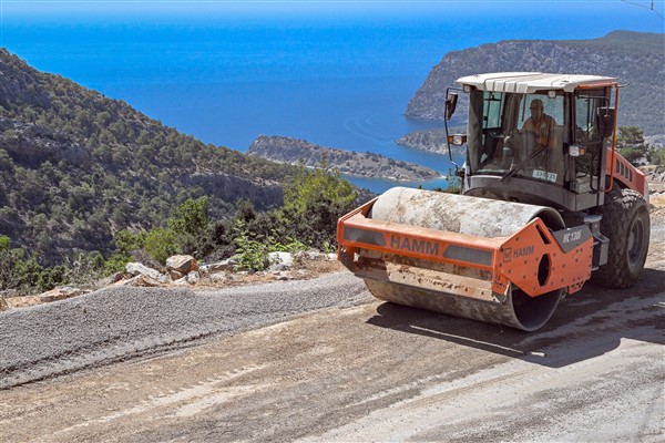 Mersin Büyükşehir'den Silifke'de yol çalışması