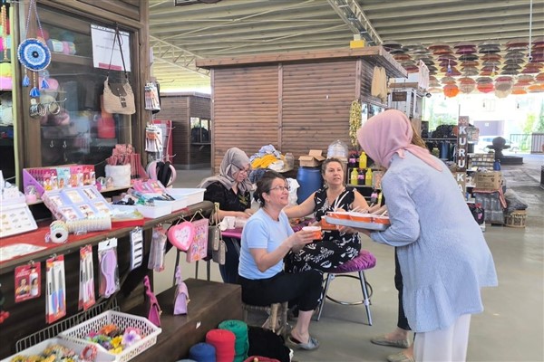 Kayapınar’da kadın dayanışmasıyla aşure dağıtımı yapıldı<