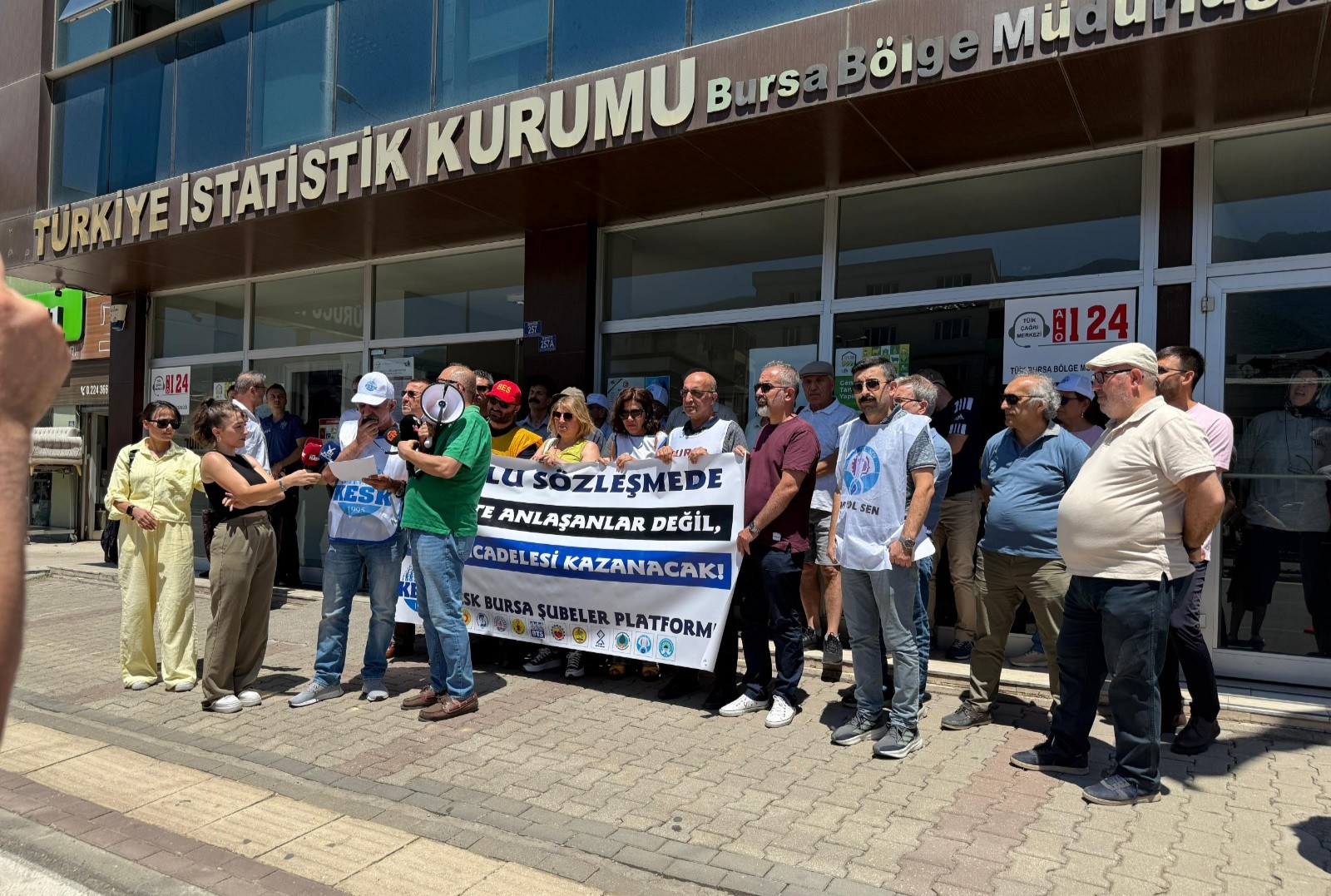 KESK’ten TÜİK önünde tepki: Sizin rakamlarınız yalan, bizim yoksulluğumuz gerçek<
