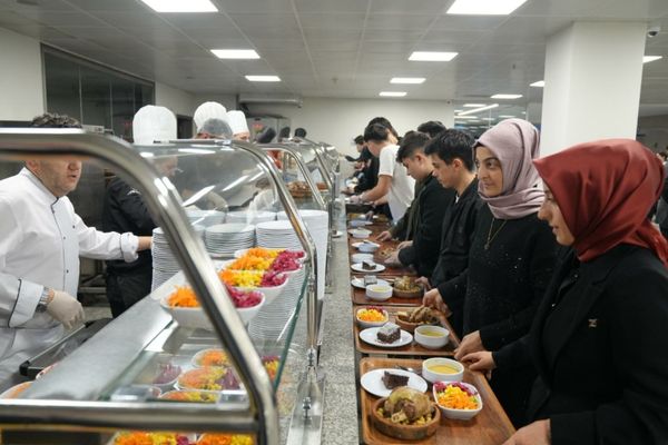 Ümraniye’de öğrencilere ücretsiz yemek<