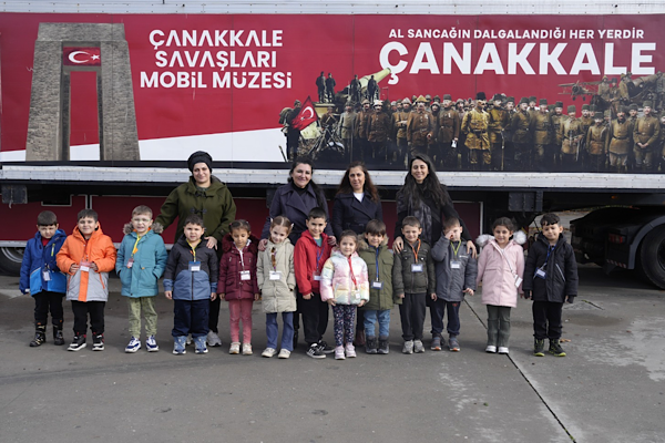 Kreş öğrencileri Çanakkale Savaşları Mobil Müzesi'ni ziyaret etti