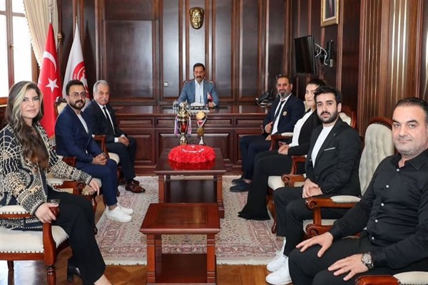 Vali Masatlı, şampiyon kuaför Eylem Kaya'yı makamında kabul etti<