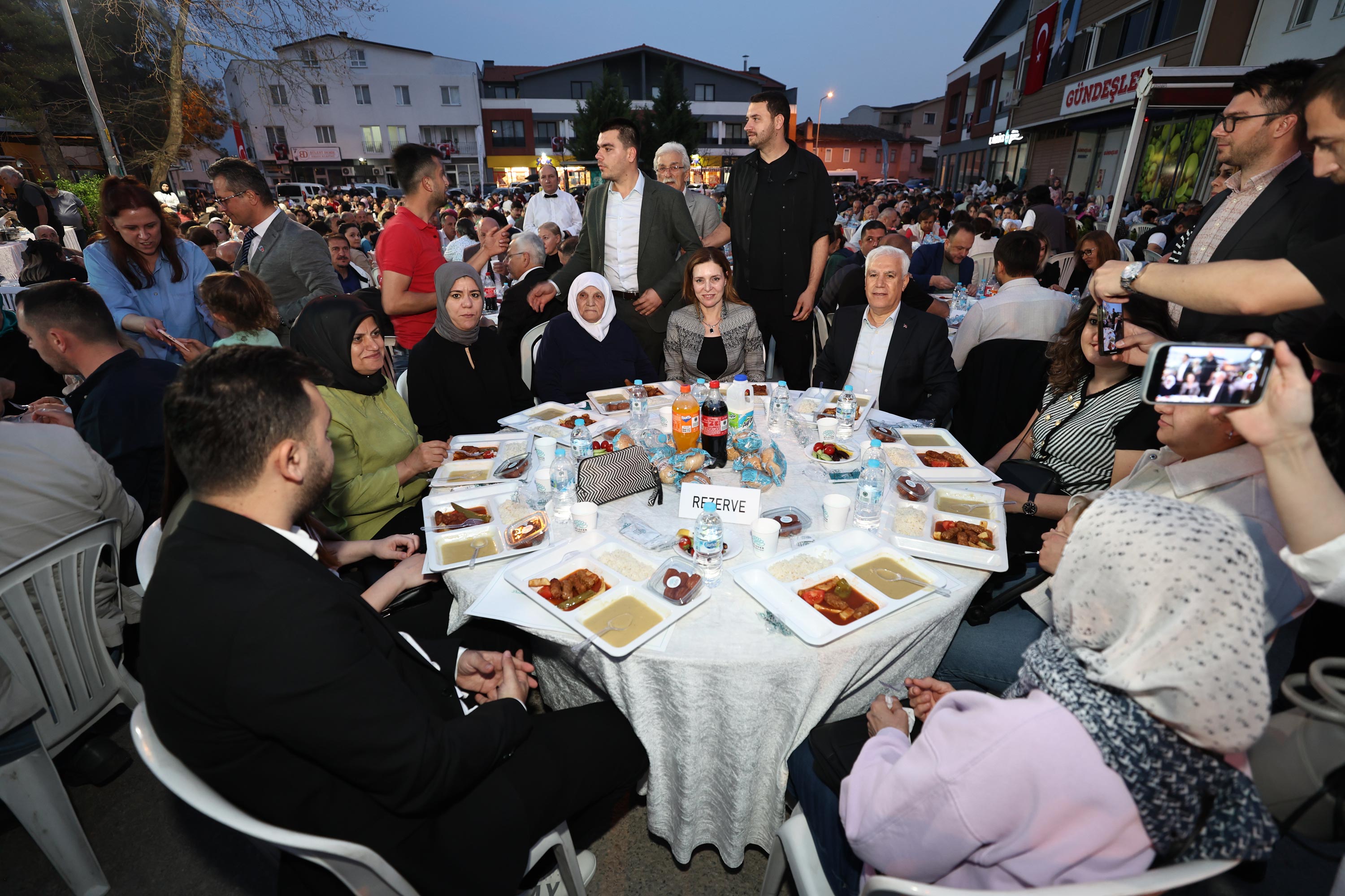 Bursa Özlüce'de 5 bin kişi iftarda buluştu<