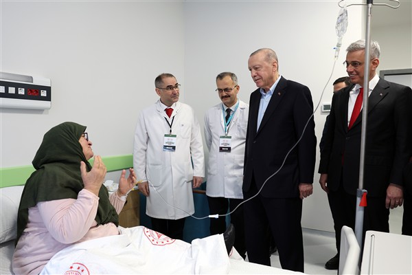 Cumhurbaşkanı Erdoğan, Tenzile Erdoğan Devlet Hastanesi'ndeki hastaları ziyaret etti