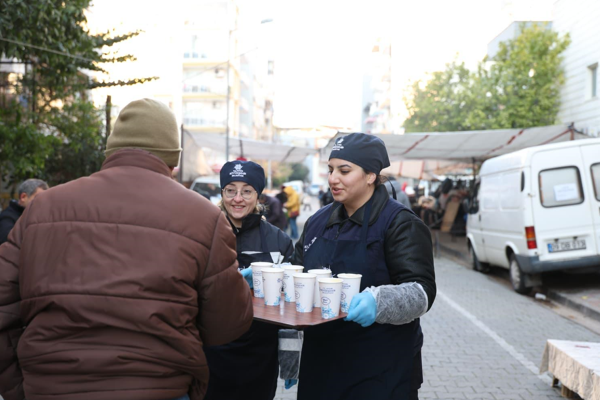 Aydın'da vatandaşlara ve pazar esnafına çorba ve tavuklu pilav ikramı