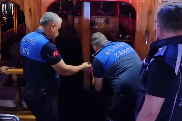 Alanya’da iki tur teknesi mühürlendi<