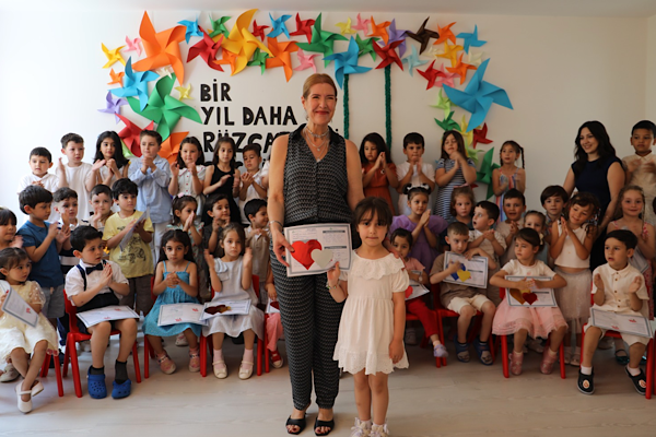 Çınar Çocuk Evleri’nde karne sevinci<