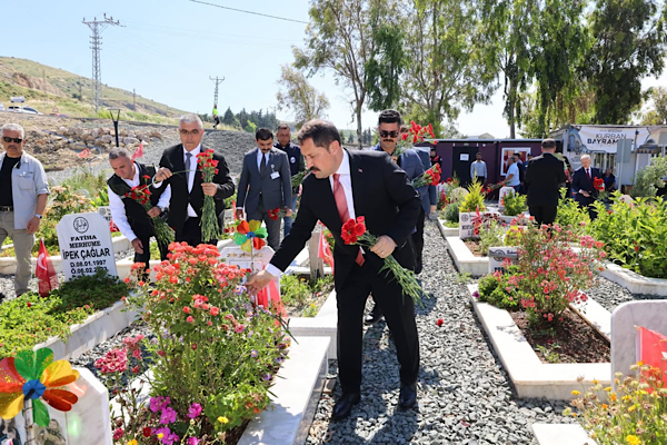 Vali Masatlı’dan Narlıca Deprem Şehitliği’ne ziyaret<