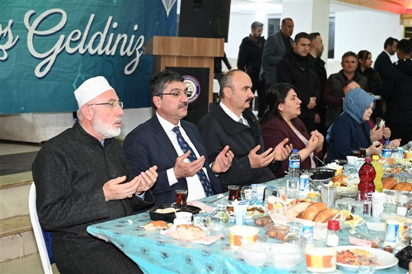 Vali Canalp, Kozluk ilçesinde vatandaşlarla birlikte iftar yaptı