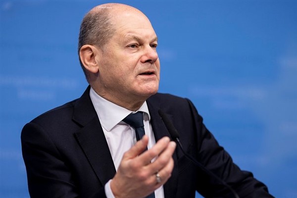 Scholz: İnsan onuruna yakışır ücretlerden yanayım