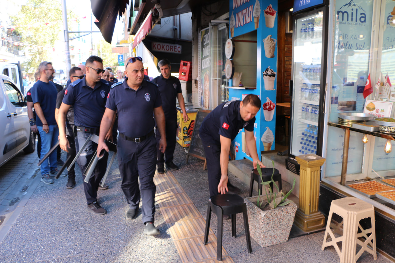 Edremit’te kaldırım işgallerine zabıta denetimi<