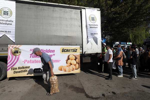 Yenimahalle'de karpuz ve patates dağıtıldı