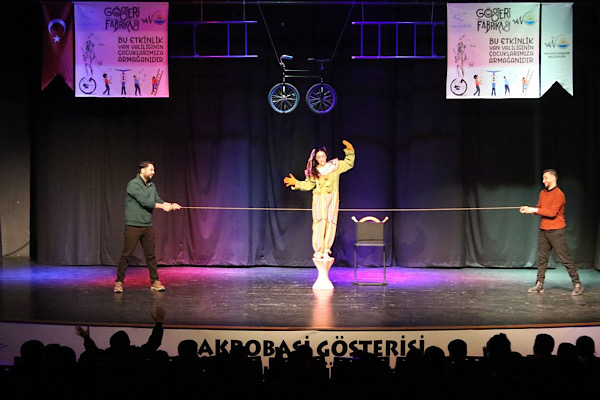 Van’da akrobasi gösterileri 150 okulda çocuklarla buluştu<