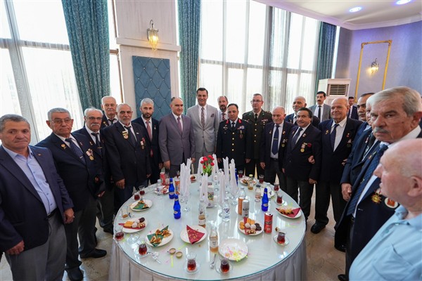 Manisa protokolü bayramlaştı<